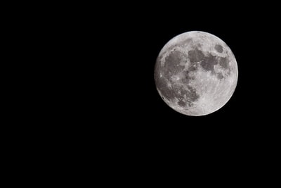 夜空中的满月